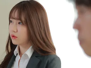 Trưởng phòng… em sẽ giữ bí mật với vợ yêu anh, anh muốn sờ ngực em không?